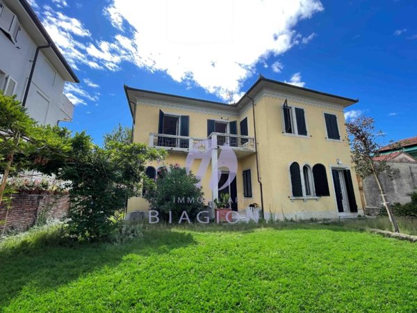casa indipendente in vendita a Camaiore in zona Lido di Camaiore