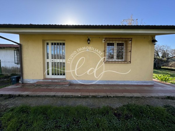 locale di sgombero in vendita a Camaiore in zona Capezzano Pianore