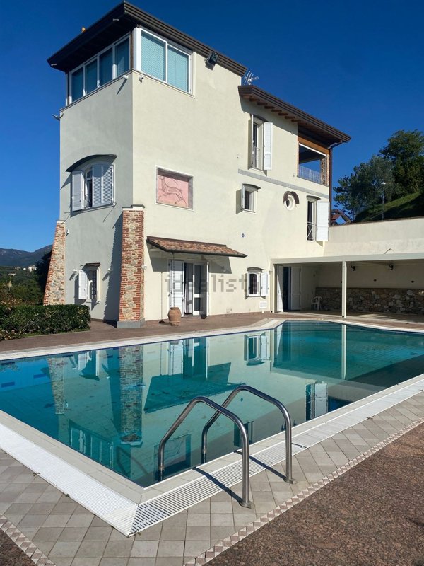 quadrivano in vendita a Camaiore