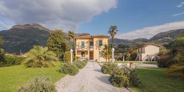 casa indipendente in vendita a Camaiore