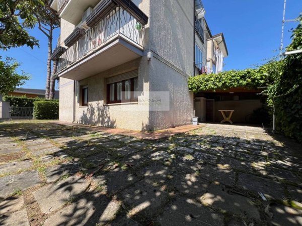 appartamento in vendita a Camaiore in zona Lido di Camaiore
