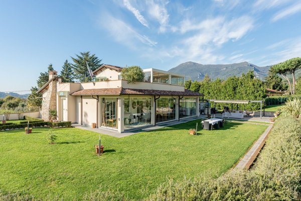 casa indipendente in vendita a Camaiore