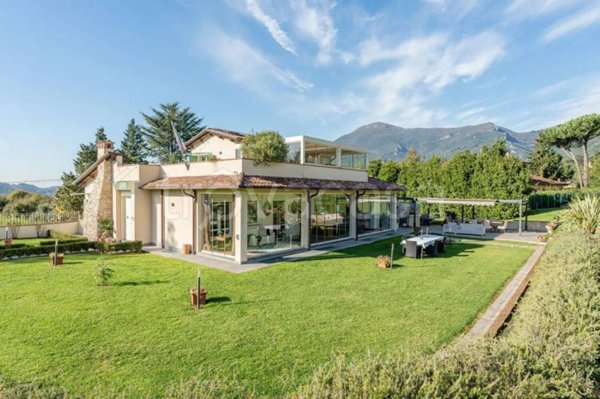 casa indipendente in vendita a Camaiore