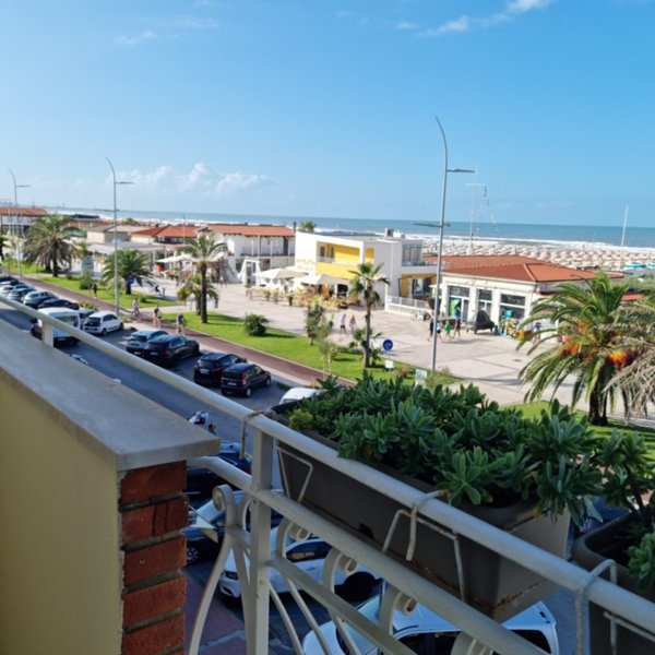 appartamento in vendita a Camaiore in zona Lido di Camaiore
