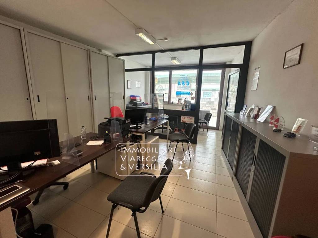 negozio in vendita a Camaiore in zona Lido di Camaiore