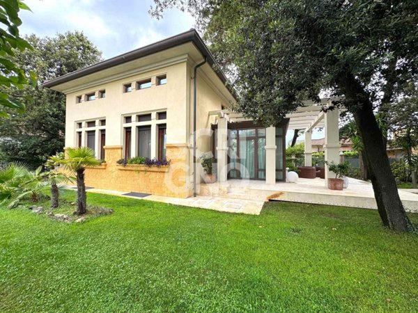 casa indipendente in vendita a Camaiore in zona Lido di Camaiore