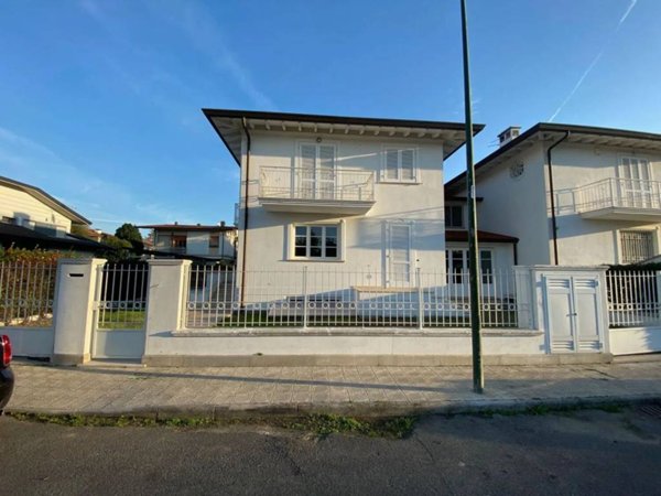 casa indipendente in vendita a Camaiore in zona Lido di Camaiore