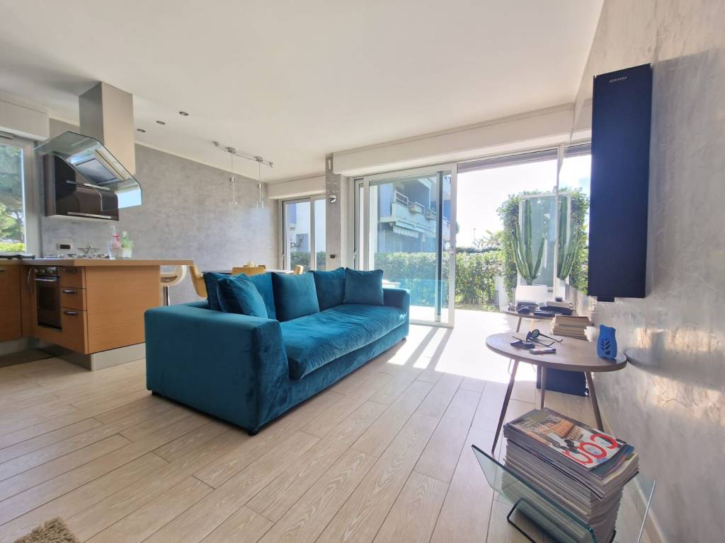casa indipendente in vendita a Camaiore in zona Lido di Camaiore