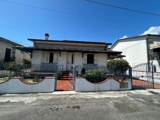 casa indipendente in vendita a Camaiore in zona Lido di Camaiore