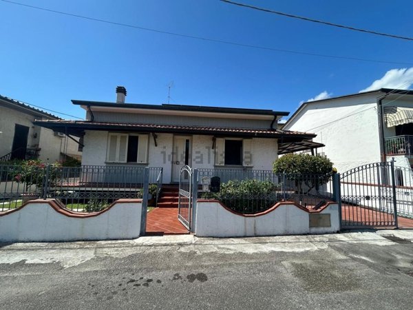 casa indipendente in vendita a Camaiore in zona Lido di Camaiore