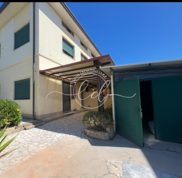 casa indipendente in vendita a Camaiore in zona Lido di Camaiore