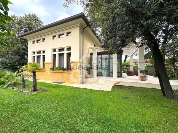 casa indipendente in vendita a Camaiore in zona Lido di Camaiore