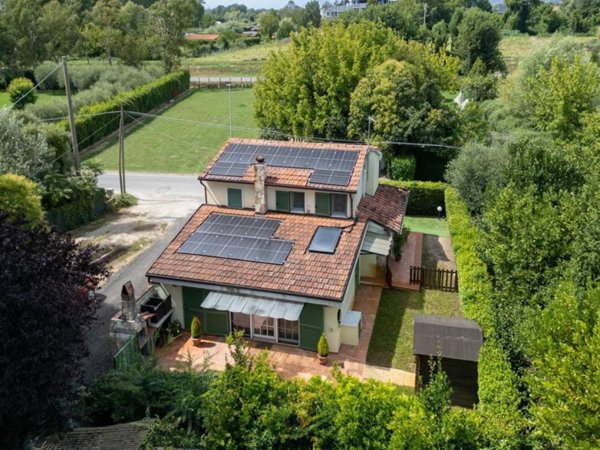casa indipendente in vendita a Camaiore in zona Capezzano Pianore