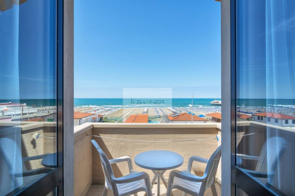 negozio in vendita a Camaiore in zona Lido di Camaiore