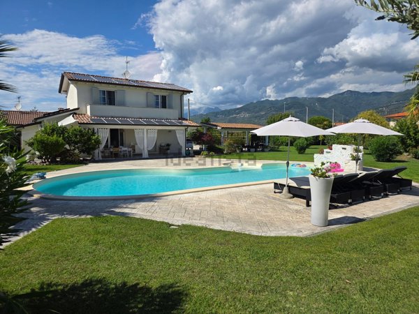 casa indipendente in vendita a Camaiore in zona Lido di Camaiore