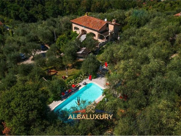 casa indipendente in vendita a Camaiore