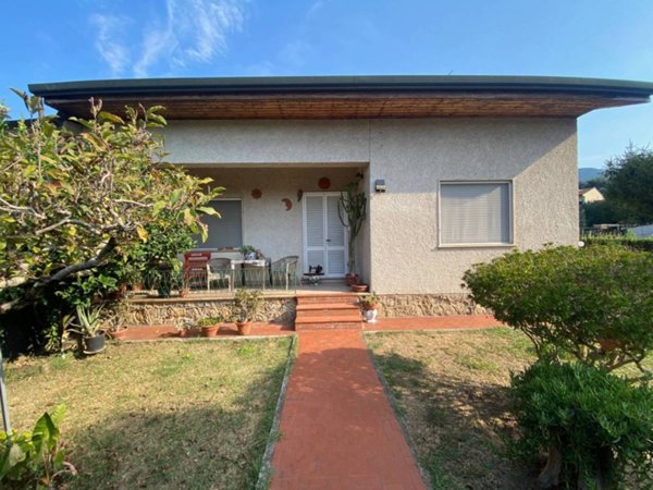casa indipendente in vendita a Camaiore