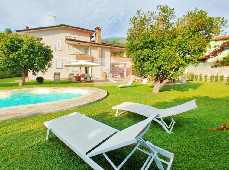 casa indipendente in vendita a Camaiore in zona Lido di Camaiore