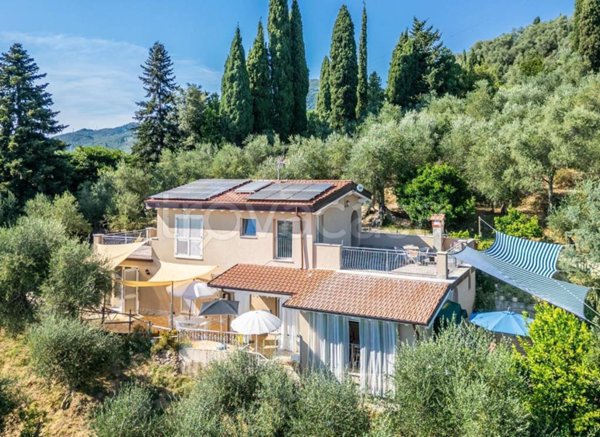 casa indipendente in vendita a Camaiore