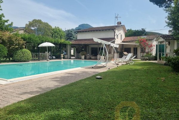 casa indipendente in vendita a Camaiore