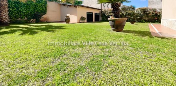 casa indipendente in vendita a Camaiore in zona Lido di Camaiore