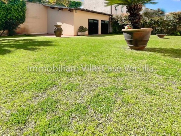 casa indipendente in vendita a Camaiore in zona Lido di Camaiore