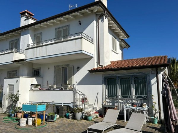 casa indipendente in vendita a Camaiore in zona Capezzano Pianore