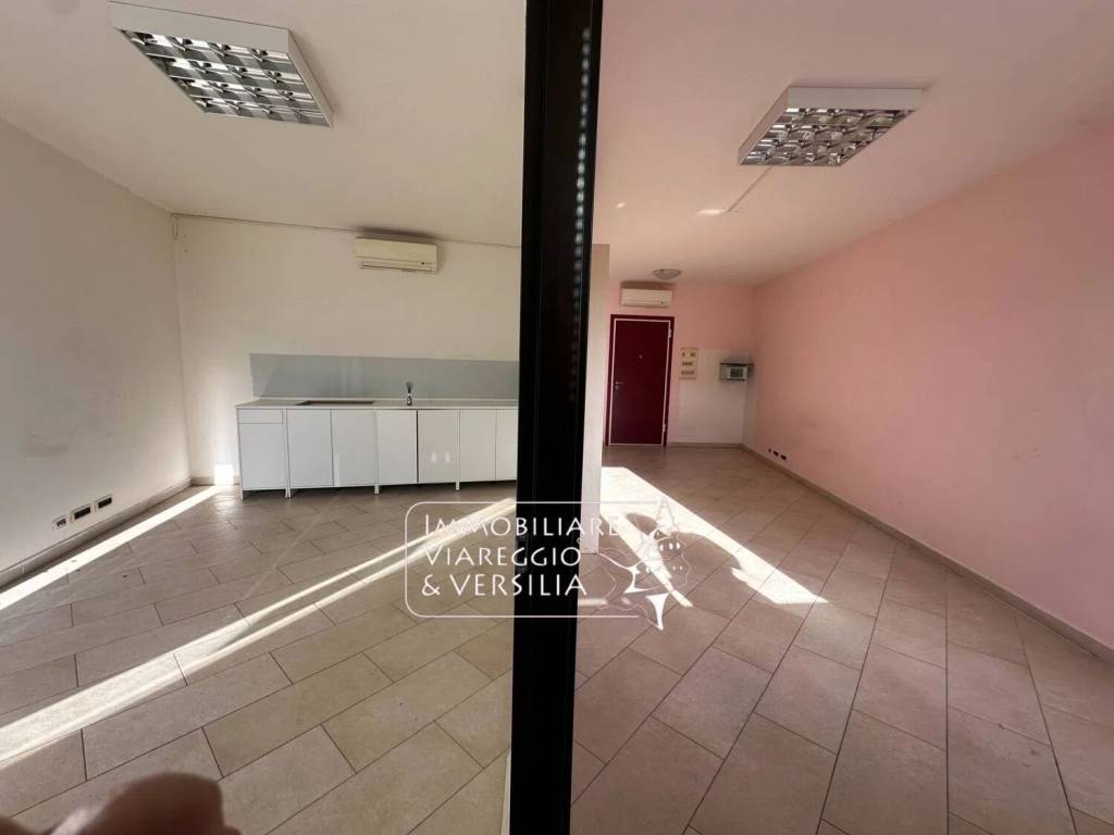 negozio in vendita a Camaiore in zona Lido di Camaiore