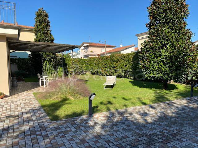 casa indipendente in vendita a Camaiore in zona Lido di Camaiore