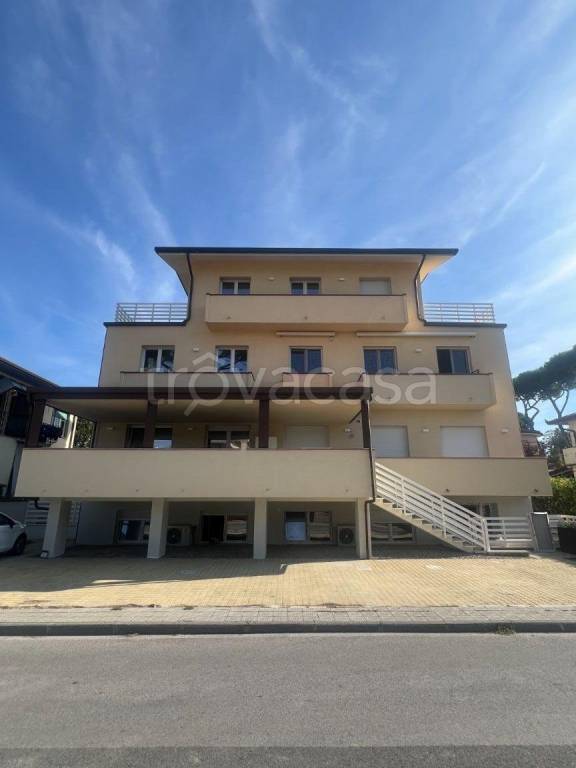 appartamento in vendita a Camaiore in zona Lido di Camaiore