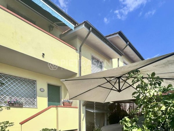 casa indipendente in vendita a Camaiore in zona Capezzano Pianore