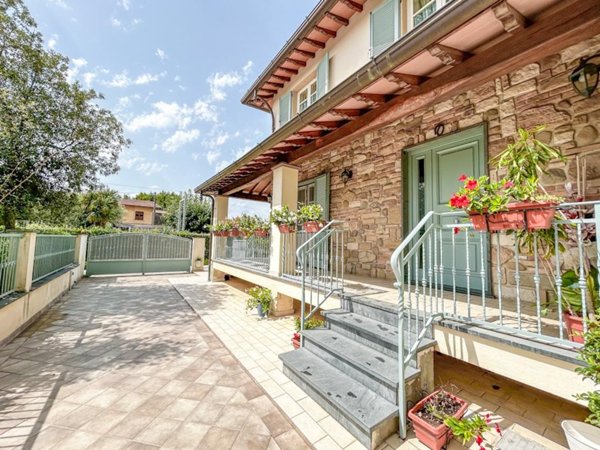 casa indipendente in vendita a Camaiore in zona Capezzano Pianore
