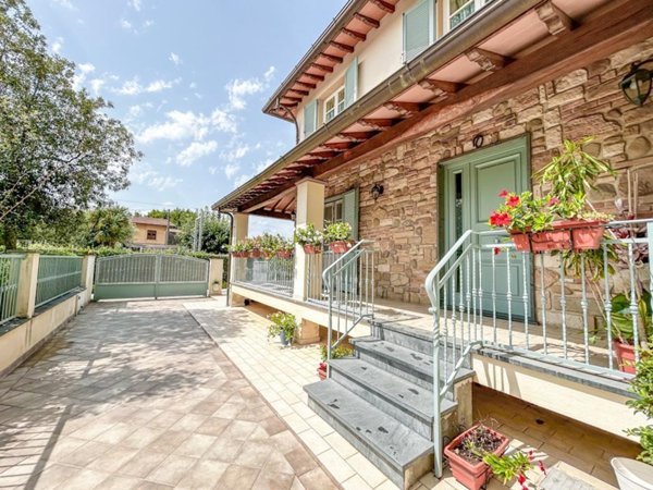 casa indipendente in vendita a Camaiore in zona Capezzano Pianore