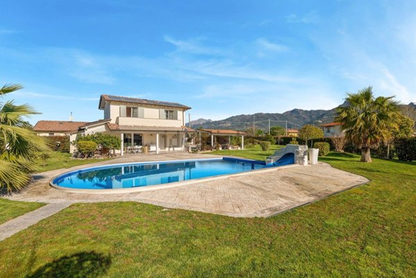 casa indipendente in vendita a Camaiore in zona Lido di Camaiore
