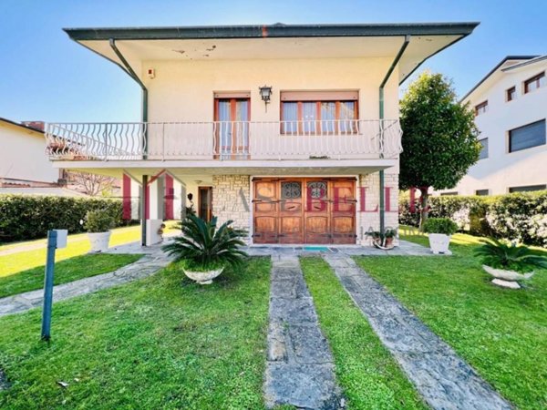 casa indipendente in vendita a Camaiore in zona Lido di Camaiore