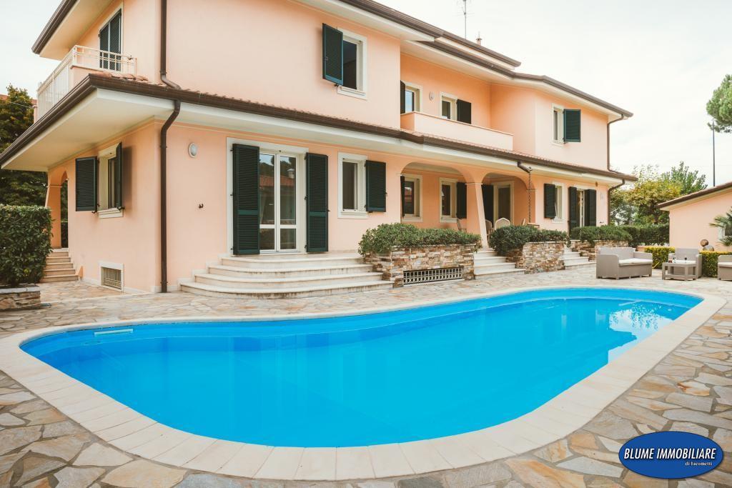 casa indipendente in vendita a Camaiore in zona Lido di Camaiore