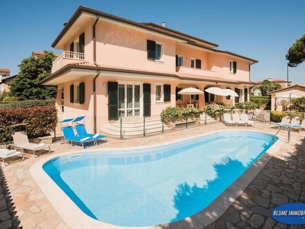 casa indipendente in vendita a Camaiore in zona Lido di Camaiore