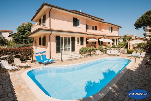 casa indipendente in vendita a Camaiore in zona Lido di Camaiore
