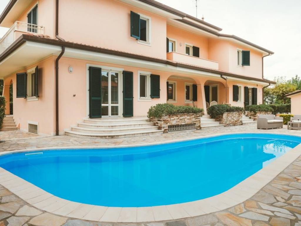 casa indipendente in vendita a Camaiore in zona Lido di Camaiore