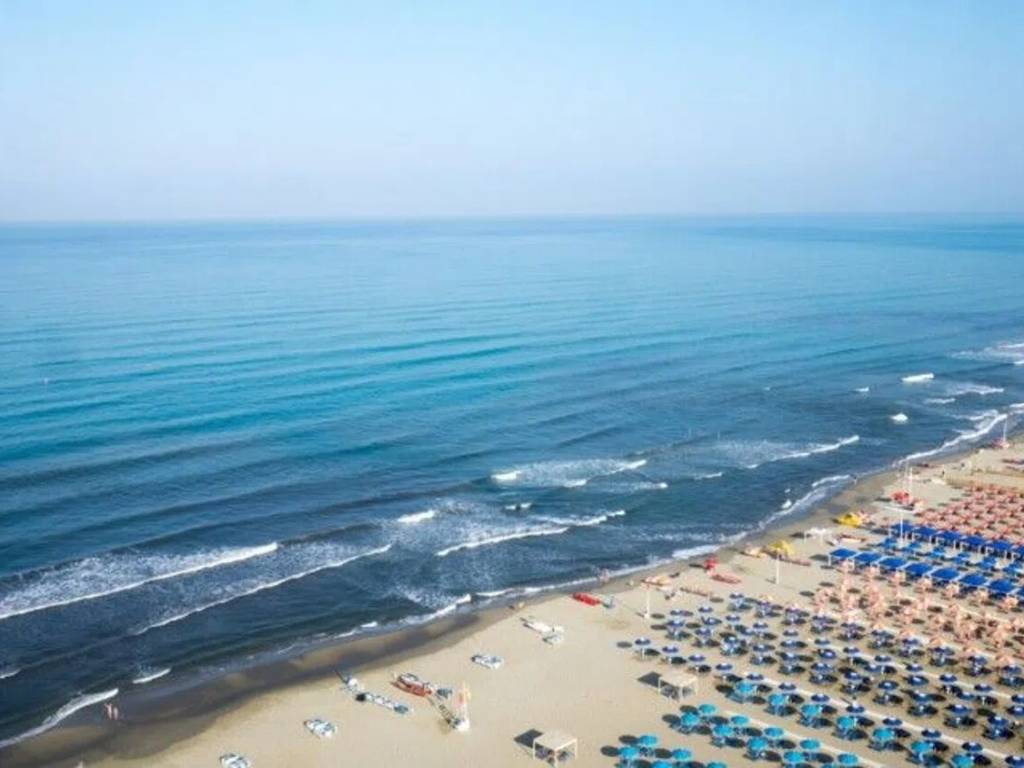negozio in vendita a Camaiore in zona Lido di Camaiore