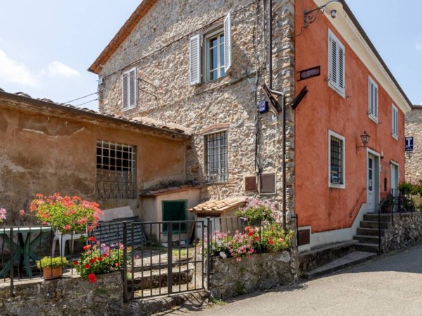 casa indipendente in vendita a Camaiore in zona Santa Maria Albiano