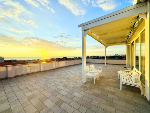 appartamento in vendita a Camaiore in zona Lido di Camaiore