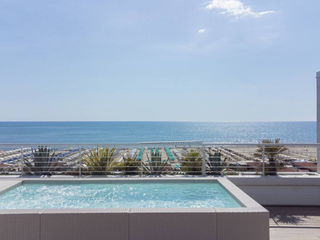 appartamento in vendita a Camaiore in zona Lido di Camaiore