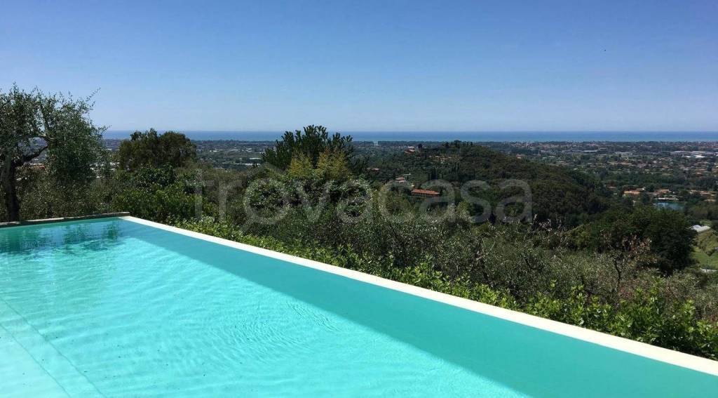 casa indipendente in vendita a Camaiore