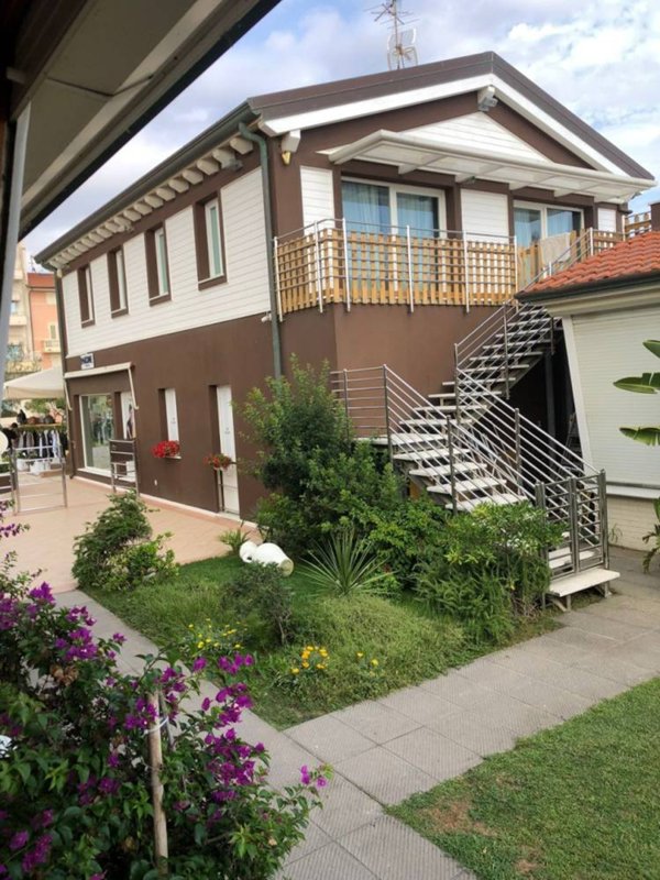 casa indipendente in vendita a Camaiore in zona Lido di Camaiore