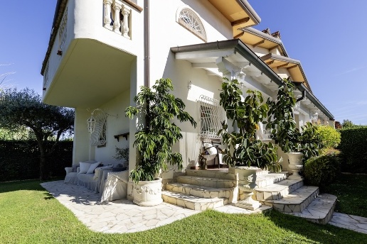 casa indipendente in vendita a Camaiore in zona Lido di Camaiore