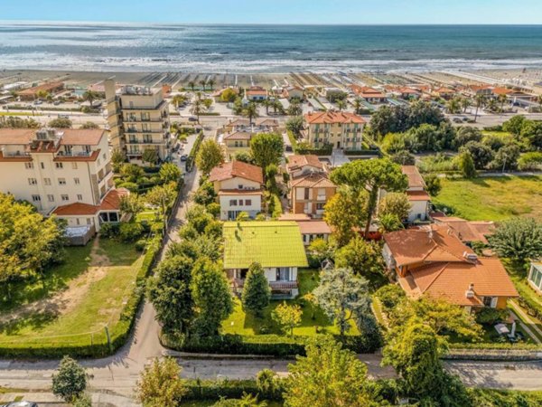 casa indipendente in vendita a Camaiore in zona Lido di Camaiore