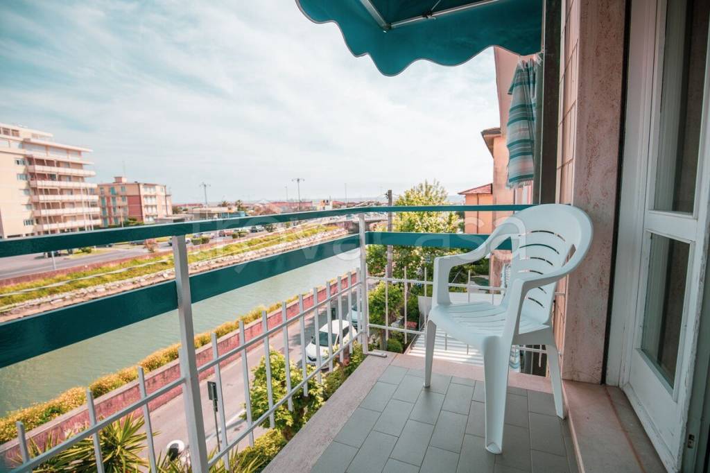 negozio in vendita a Camaiore in zona Lido di Camaiore