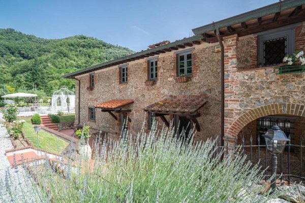 negozio in vendita a Camaiore in zona Lombrici