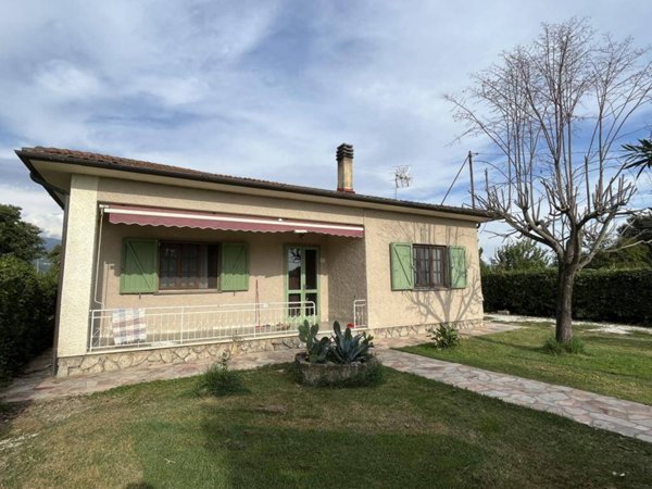 casa indipendente in vendita a Camaiore in zona Capezzano Pianore